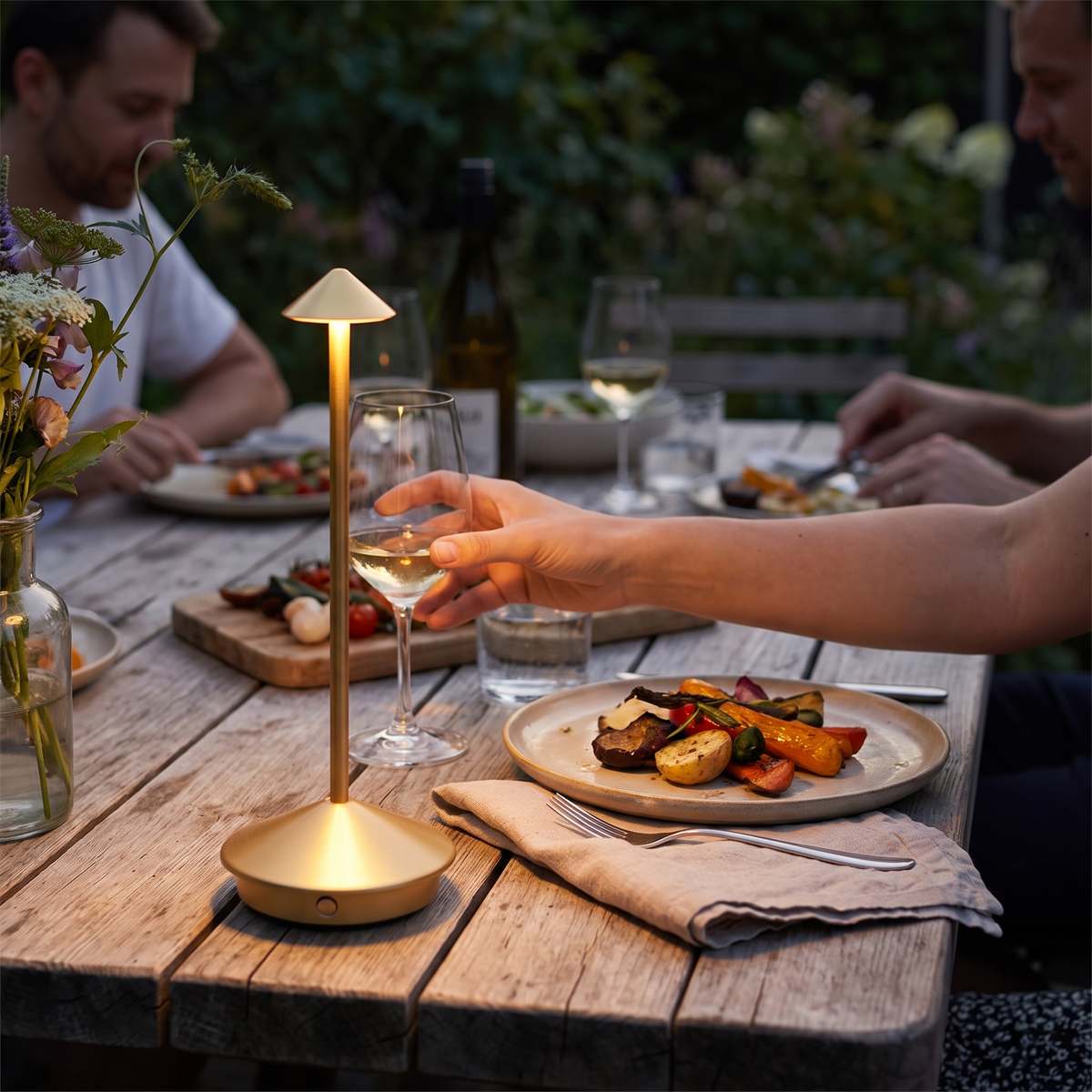 Wireless LED table lamp in an elegant design